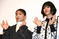 左から芋生悠、唐田えりか。