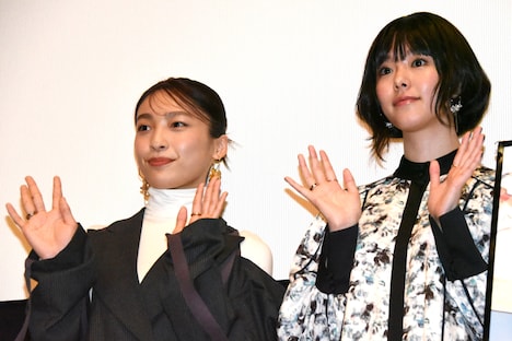 左から芋生悠、唐田えりか。