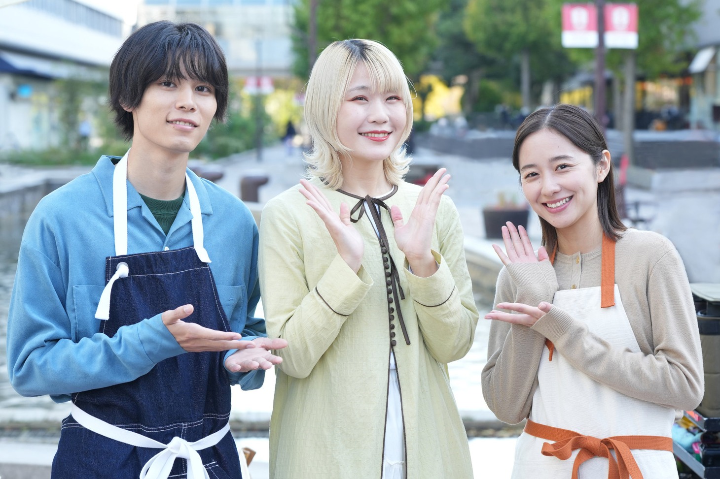 左から萩原利久、ハラミちゃん、堀田真由。
