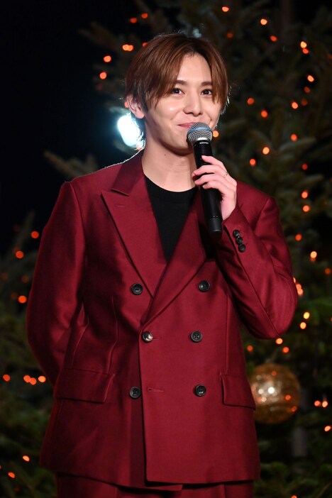 イルミネーションに目を輝かせる山田涼介。