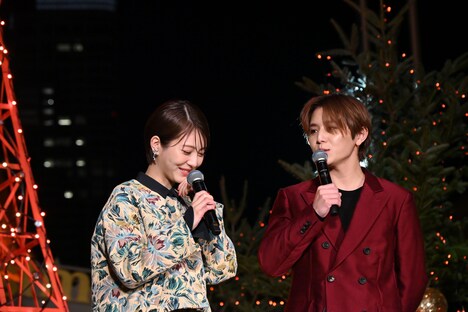 ピアノの行方についてとぼける浜辺美波(左)と、詰め寄る山田涼介(右)。