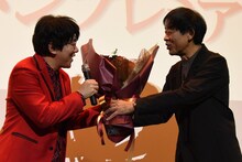 谷口悟朗（右）から花束を受け取る小野友樹（左）。