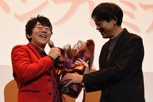 谷口悟朗（右）から花束を受け取る小野友樹（左）。