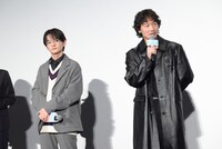 左から齋藤潤、綾野剛。