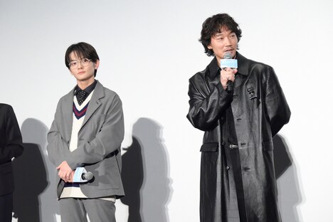 左から齋藤潤、綾野剛。