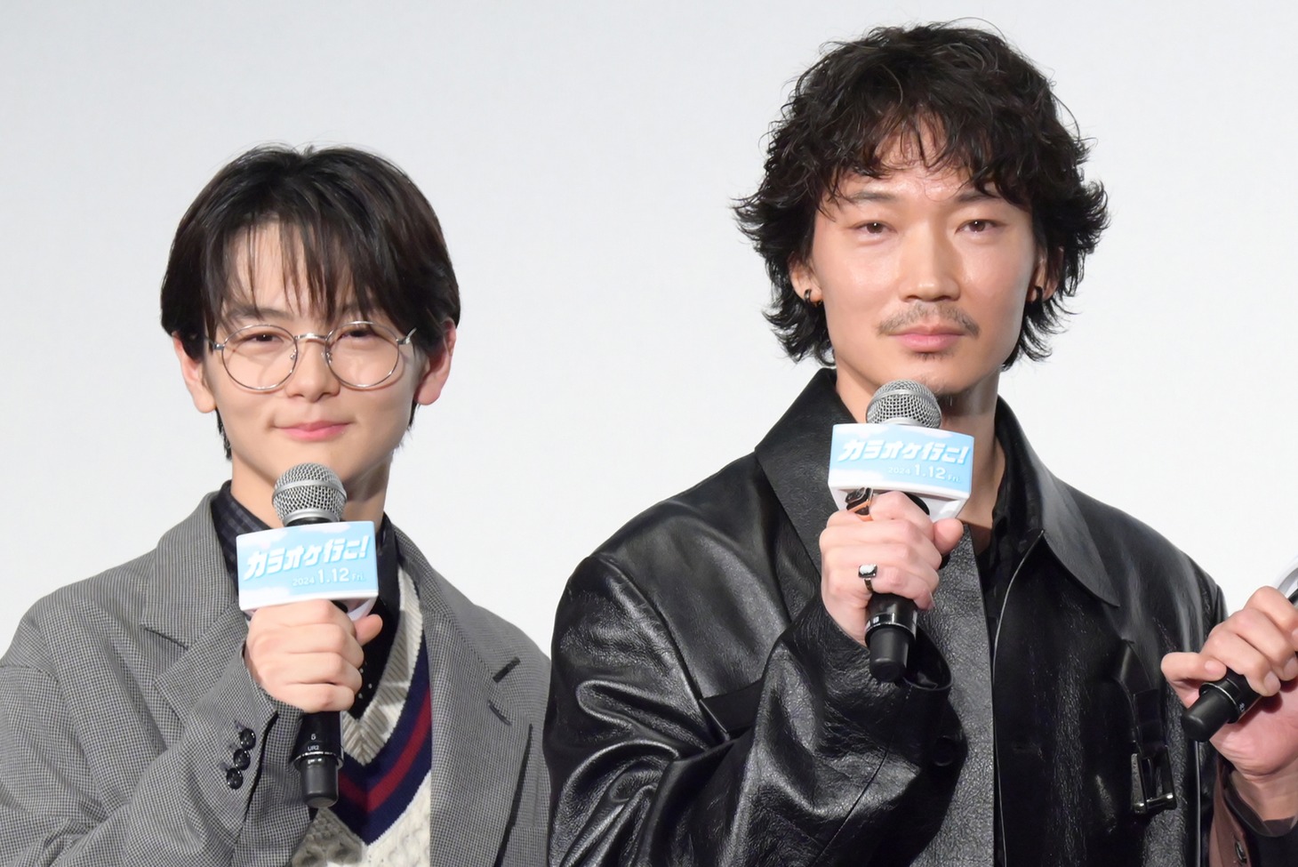 映画「カラオケ行こ！」完成披露試写会に参加した綾野剛（右）、齋藤潤（左）。