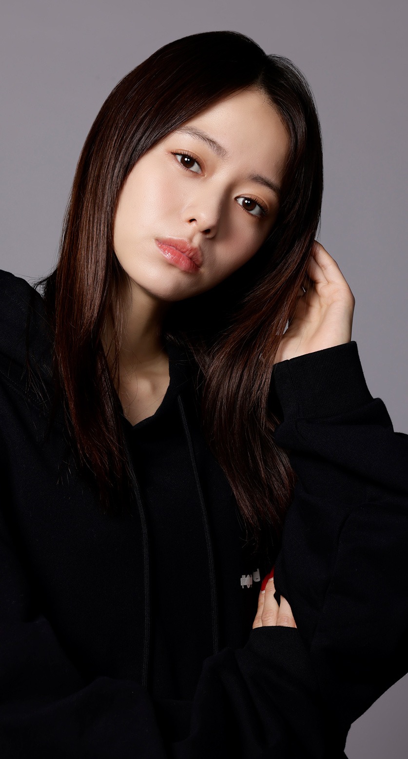 久保美咲役の山本舞香。
