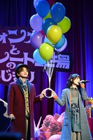 「フォー・ア・モーメント」を歌う花村想太（左）とセントチヒロ・チッチ（右）。