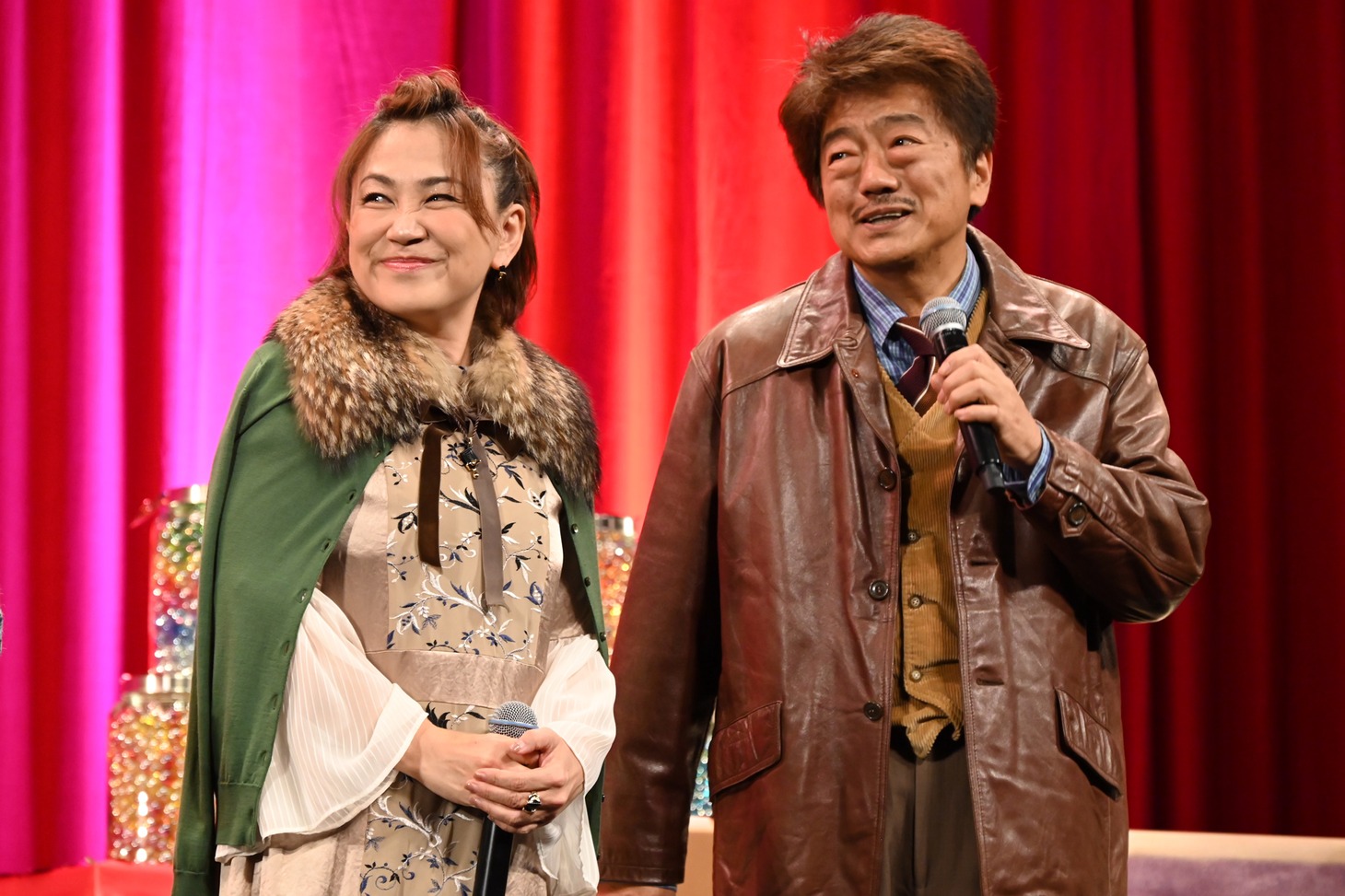 左から松本梨香、石井康嗣。