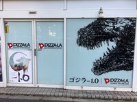 コラボ期間中、ピザーラの各店舗では「ゴジラ-1.0」の装飾が施されていた。写真は高円寺店。
