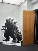 ピザーラを運営するフォーシーズの入り口には、ゴジラのパネルが置かれていた。
