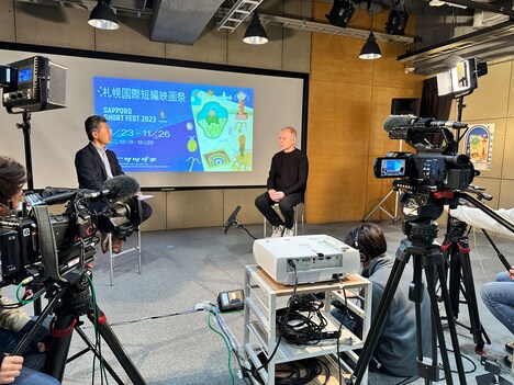 左から山崎裕侍、ピーター・バラカン。