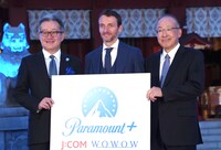左から芳賀敏（J:COM 代表取締役会長）、マルコ・ノビリ、田中晃（WOWOW 代表取締役 社長執行役員）。