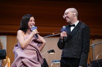 左から仲里依紗、イアン・アクセル。