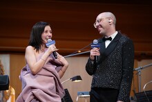 左から仲里依紗、イアン・アクセル。