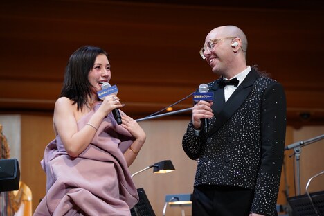 左から仲里依紗、イアン・アクセル。