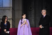 左からファウン・ヴィーラスンソーン、生田絵梨花、クリス・バック。