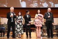 左からイッセー尾形、鈴木梨央、寺田心、仲里依紗、イアン・アクセル。
