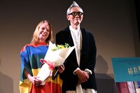 左からアルマ・ポウスティ、松重豊。