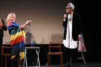 アルマ・ポウスティ（左）に髪型を褒められる松重豊（右）。