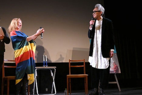 アルマ・ポウスティ(左)に髪型を褒められる松重豊(右)。