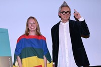 左からアルマ・ポウスティ、松重豊。