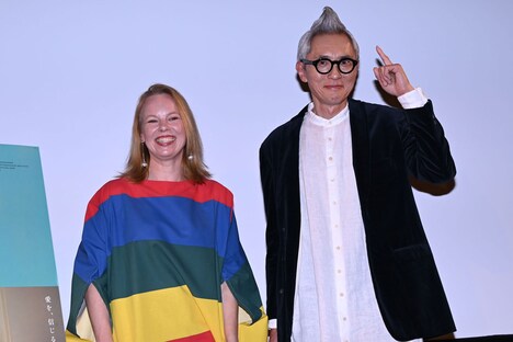 左からアルマ・ポウスティ、松重豊。