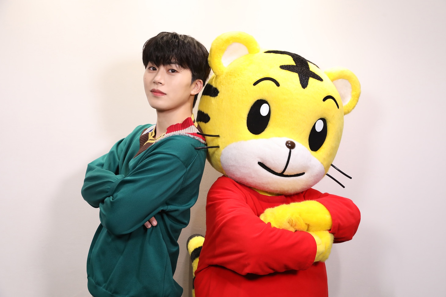 JO1の木全翔也（左）としまじろう（右）。