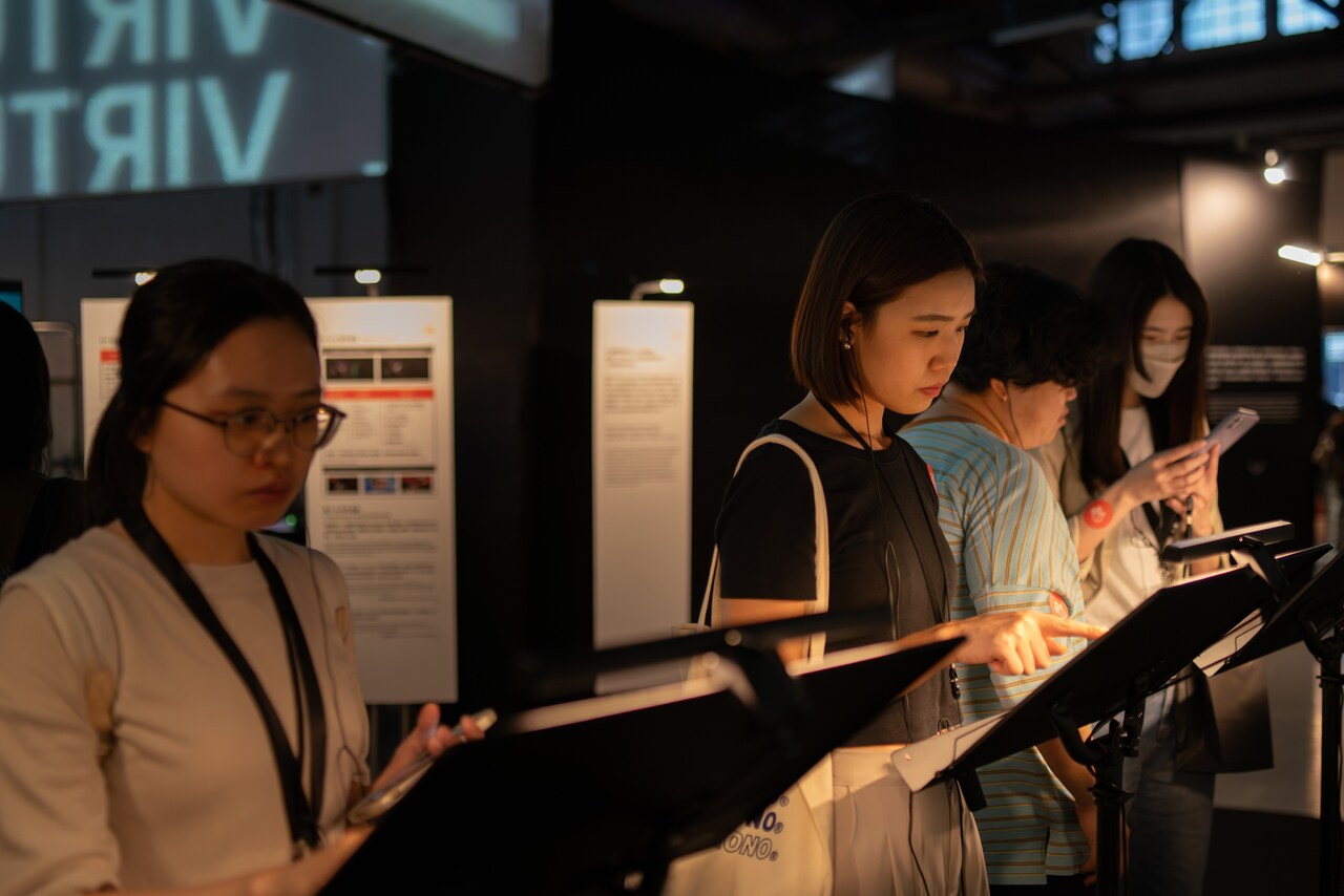 「Love Letters for Aillen: Human vs. AI ChatGPT Interactive Novel Project」展示スペースの様子。（写真提供：TAICCA）