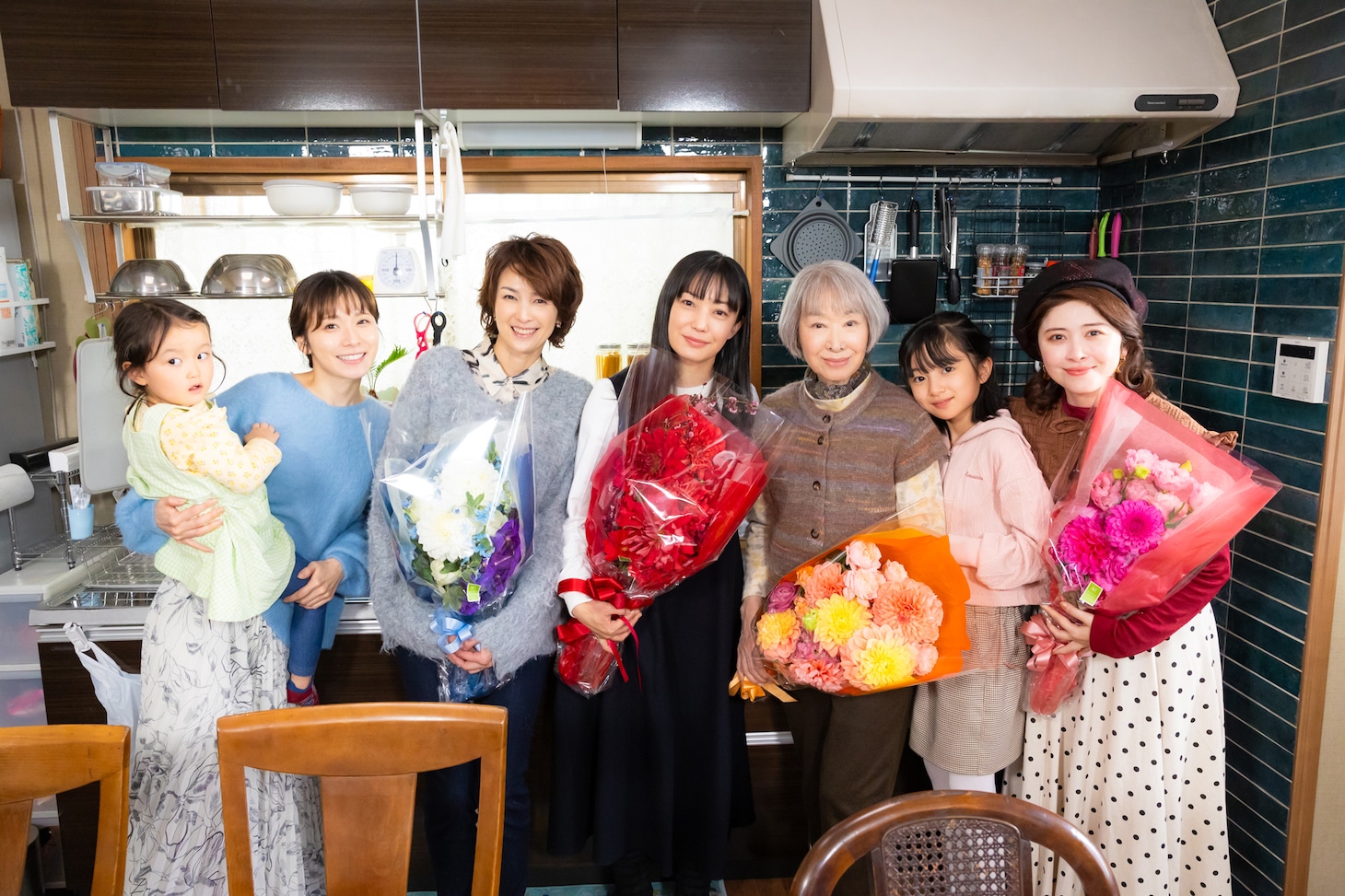 左から田村海夏、松岡茉優、吉瀬美智子、菅野美穂、三田佳子、白山乃愛、宮澤エマ。