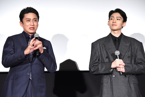 涙ぐみながら中村吉右衛門について語る松本幸四郎（左）と、市川染五郎（右）。