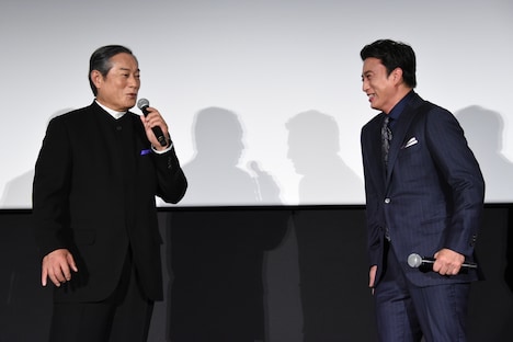 ネタバレを交えながら重要なシーンに言及する松平健（左）と、撮影時を回想して焦り「すみませんでした！」と謝罪する松本幸四郎（右）。