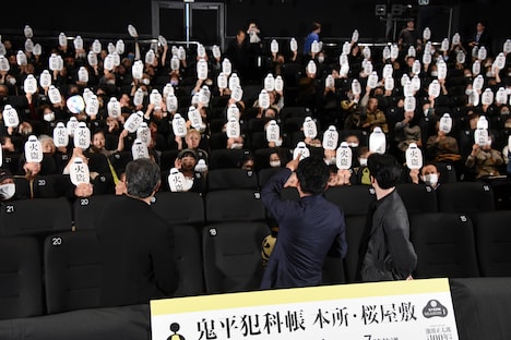 客席を眺める松平健（左）、松本幸四郎（中央）、市川染五郎（右）。