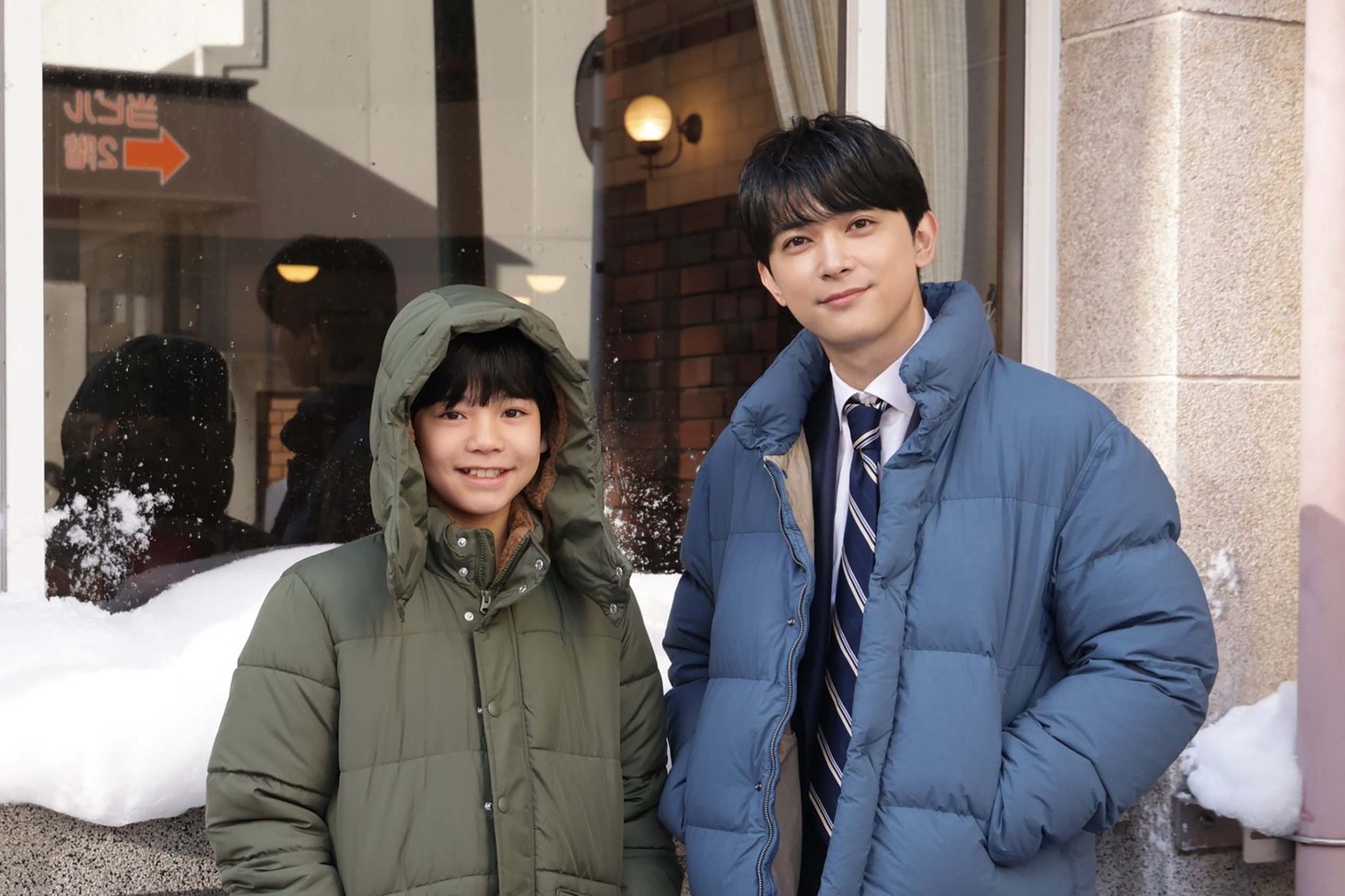 左から小松圭吾役の柊木陽太、志子田武四郎役の吉沢亮。