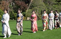 「オスカープロモーション2024年新春晴れ着撮影会」の様子。晴れ着は「ジョイフル恵利」「振袖ハクビ」が協力した。