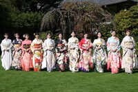 「オスカープロモーション2024年新春晴れ着撮影会」の様子。左から宮本茉由、本田望結、ギュナイ滝美、大角ゆき、井本彩花、小芝風花、高橋ひかる、井頭愛海、玉田志織、近藤結良、尾碕真花。