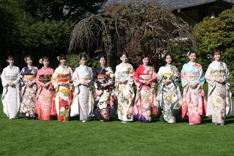 「オスカープロモーション2024年新春晴れ着撮影会」の様子。左から宮本茉由、本田望結、ギュナイ滝美、大角ゆき、井本彩花、小芝風花、高橋ひかる、井頭愛海、玉田志織、近藤結良、尾碕真花。