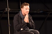 “考えるポーズ”を披露するベネディクト・カンバーバッチ。