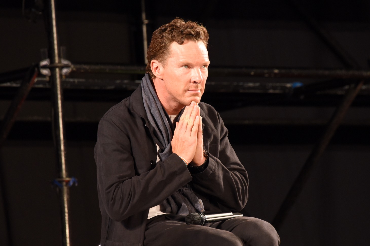 “考えるポーズ”を披露するベネディクト・カンバーバッチ。