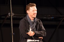 カメラに向かってウィンクするベネディクト・カンバーバッチ。