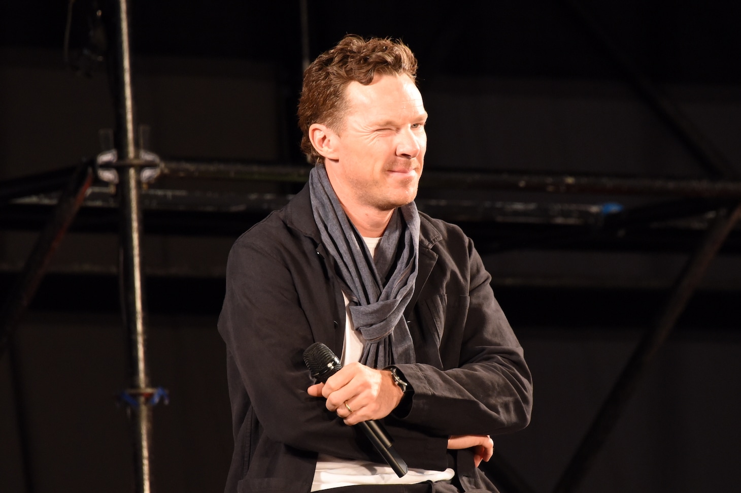 カメラに向かってウィンクするベネディクト・カンバーバッチ。