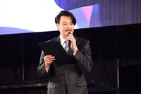 MCの小田井涼平。