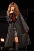 ハーマイオニーのコスプレをして登場した伊織もえ。