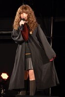 ハーマイオニーのコスプレをして登場した伊織もえ。