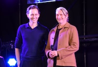 左からトム・ヒドルストン、マッツ・ミケルセン。