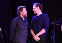 左からユアン・マクレガー、トム・ヒドルストン。