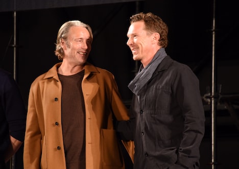 談笑するマッツ・ミケルセン（左）とベネディクト・カンバーバッチ（右）。