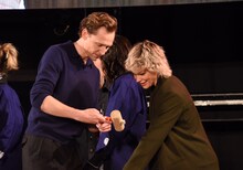 エヴァンジェリン・リリー（右）に、木槌に描かれた何かを見せるトム・ヒドルストン。