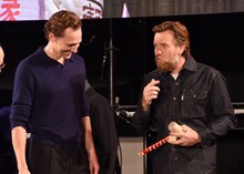 酒樽の中身をこっそり味見するユアン・マクレガー（右）と、それを見てニッコリするトム・ヒドルストン（左）。