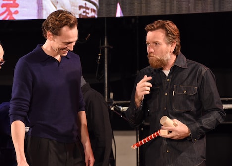 酒樽の中身をこっそり味見するユアン・マクレガー（右）と、それを見てニッコリするトム・ヒドルストン（左）。